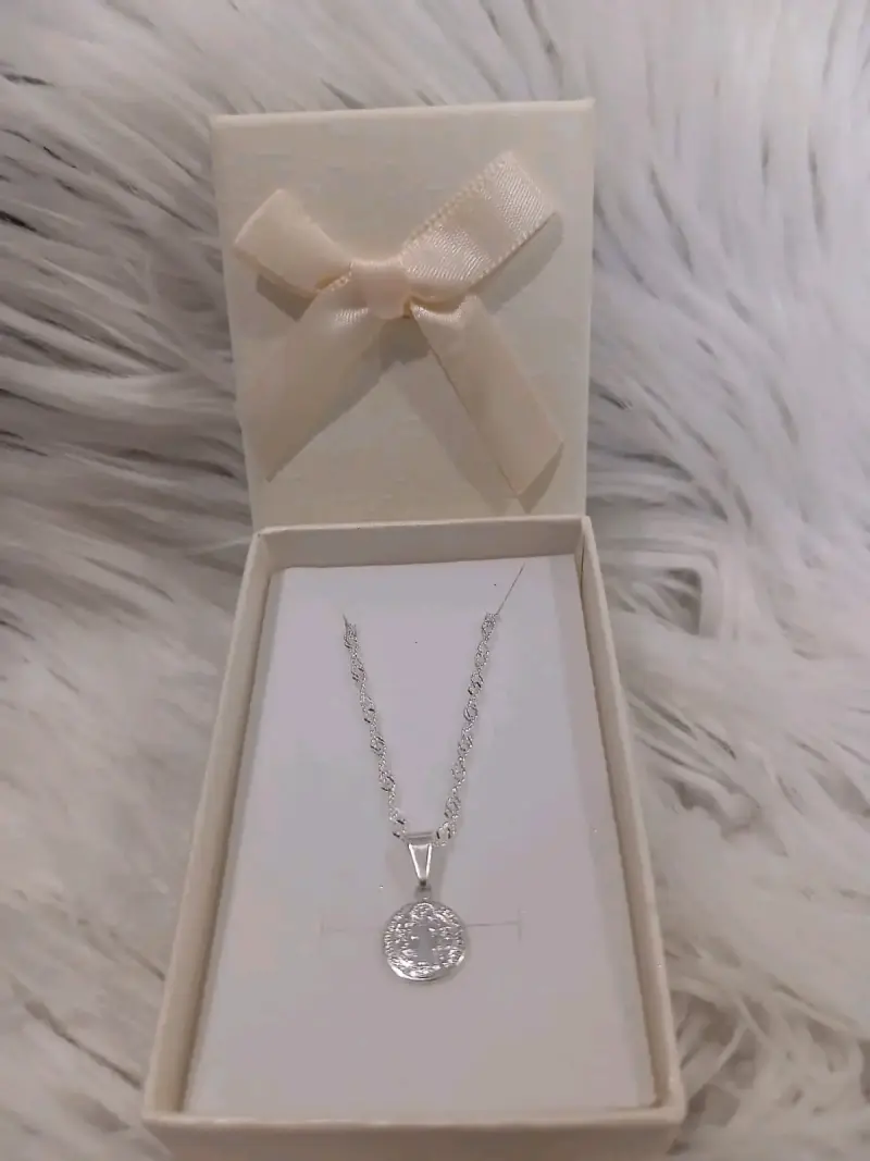 Collar de plata con colgante de niño en caja de regalo - 4