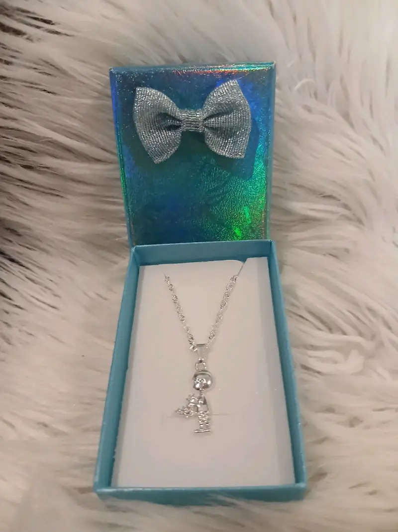 Collar de plata con colgante de niño en caja de regalo - 5