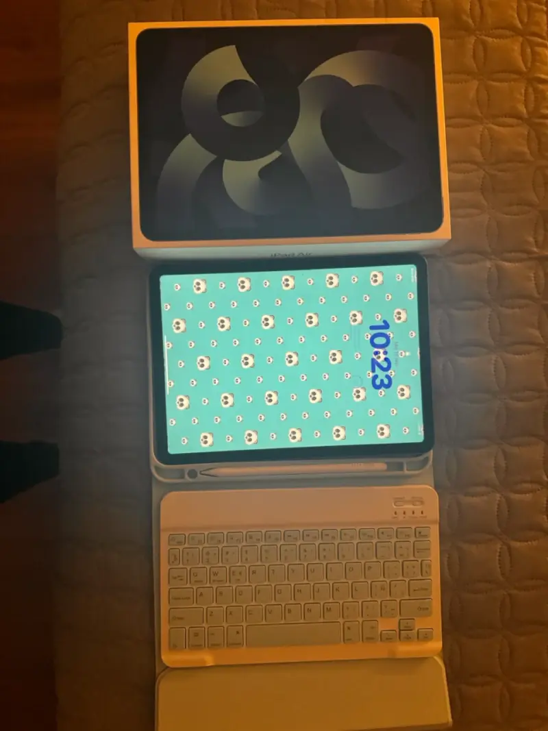 iPad Air 5ta Generación 64GB con Teclado - 1
