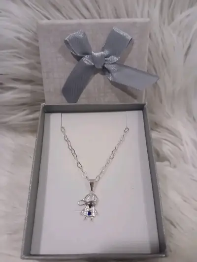 Collar de plata con dije de niña y niño - miniatura 2