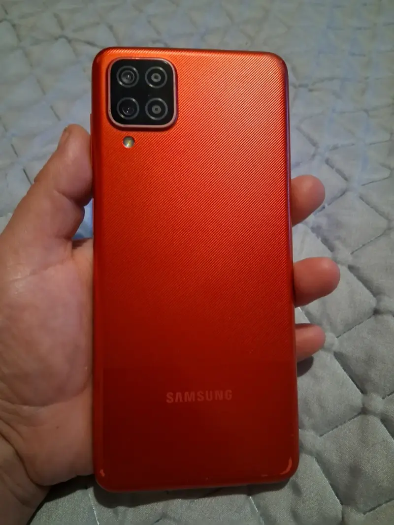 Smartphone Samsung Galaxy A12 rojo en buen estado - 3