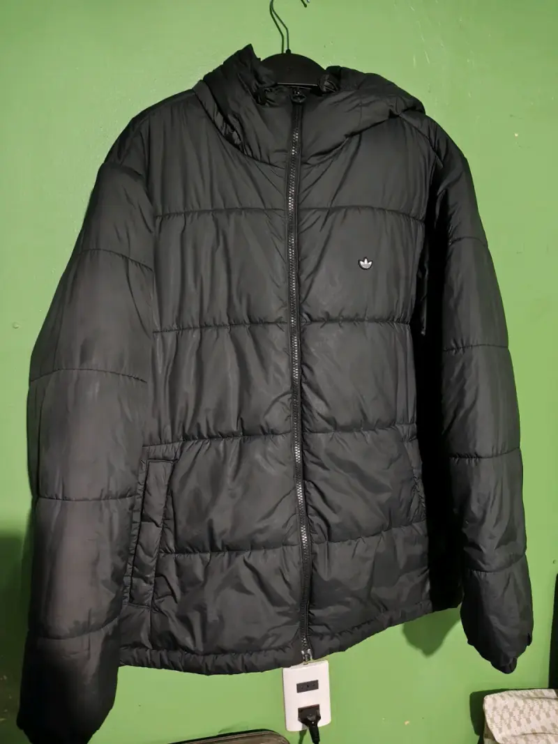 Chaqueta acolchada negra Adidas con capucha - 1