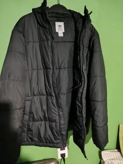 Chaqueta acolchada negra Adidas con capucha - miniatura 5