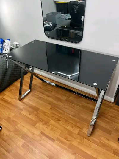 Escritorio de vidrio negro con patas cromadas - miniatura 1