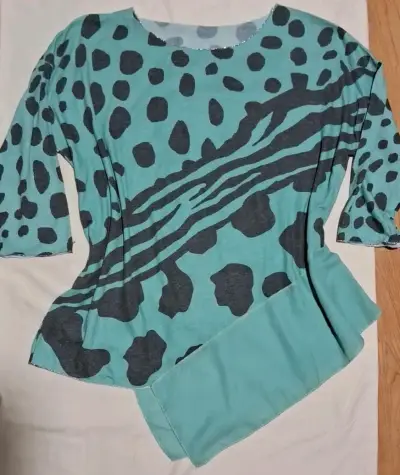 Polera estampada de manga 3/4 en dos colores - miniatura 1