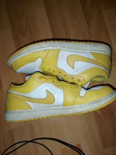Zapatillas deportivas amarillas y blancas Nike - miniatura 1