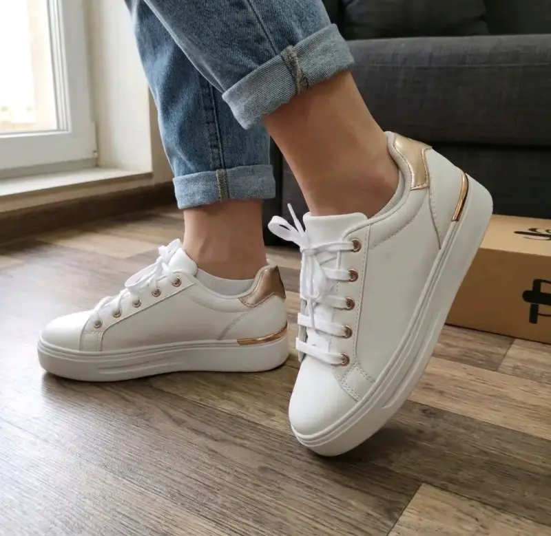 Zapatillas blancas con detalles dorados para mujer - 1