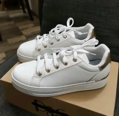 Zapatillas blancas con detalles dorados para mujer - miniatura 2