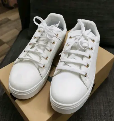 Zapatillas blancas con detalles dorados para mujer - miniatura 3