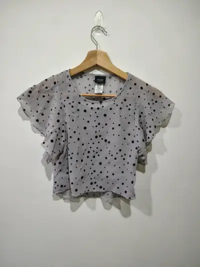 Blusa de gasa gris con lunares. - miniatura 1