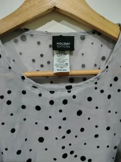 Blusa de gasa gris con lunares. - miniatura 2