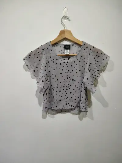 Blusa de gasa gris con lunares. - miniatura 3