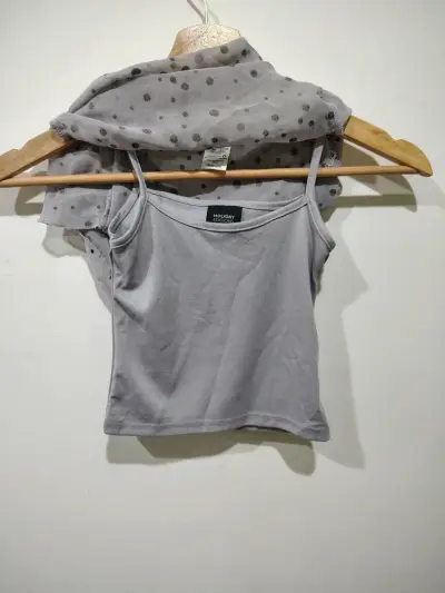 Blusa de gasa gris con lunares. - miniatura 4