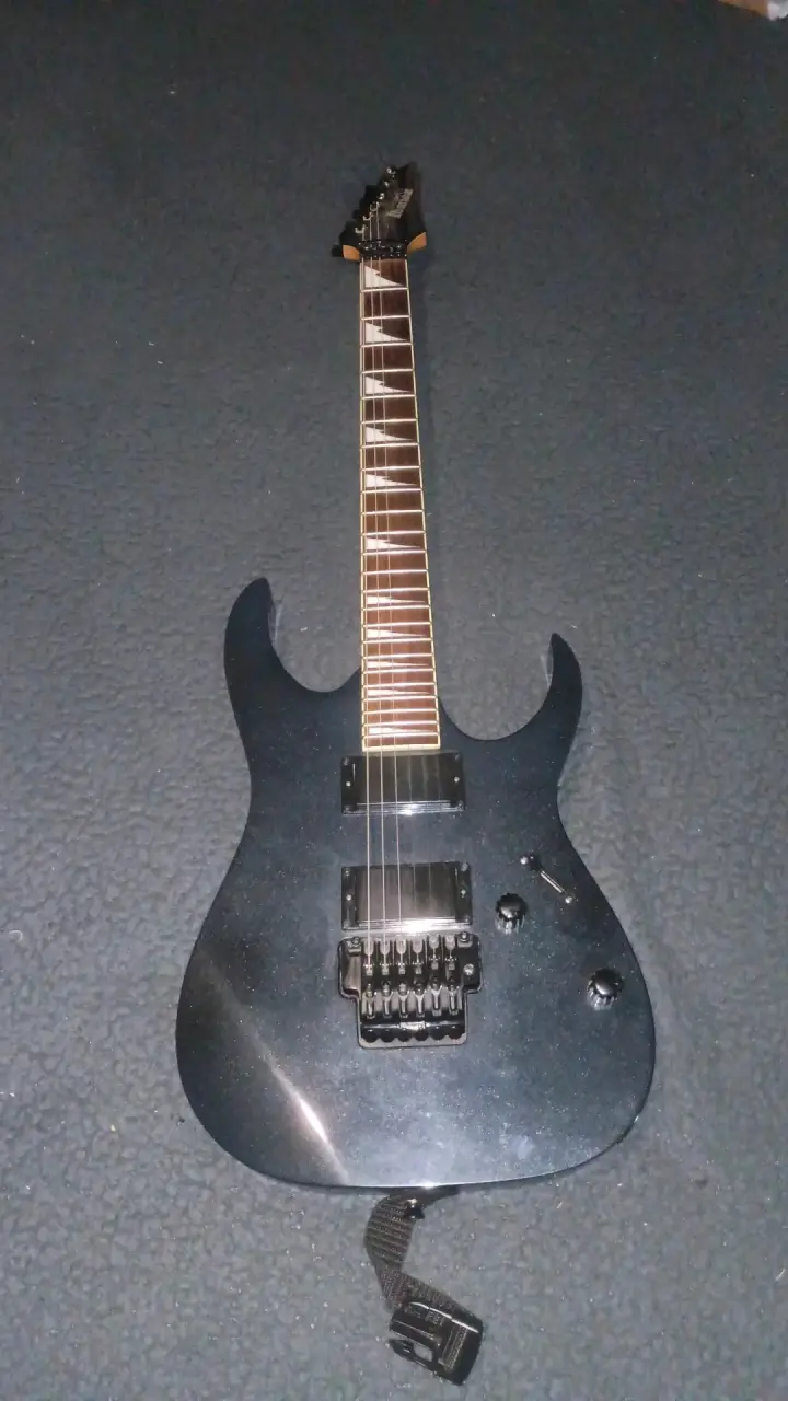 Guitarra eléctrica Ibanez GIO con puente flotant - 1