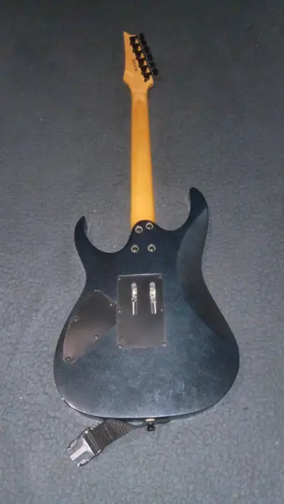 Guitarra eléctrica Ibanez GIO con puente flotant - miniatura 2