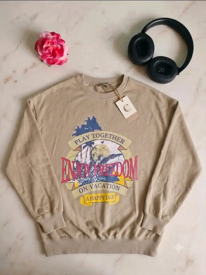 Polerón beige con diseño gráfico 'Enjoy Freedom'