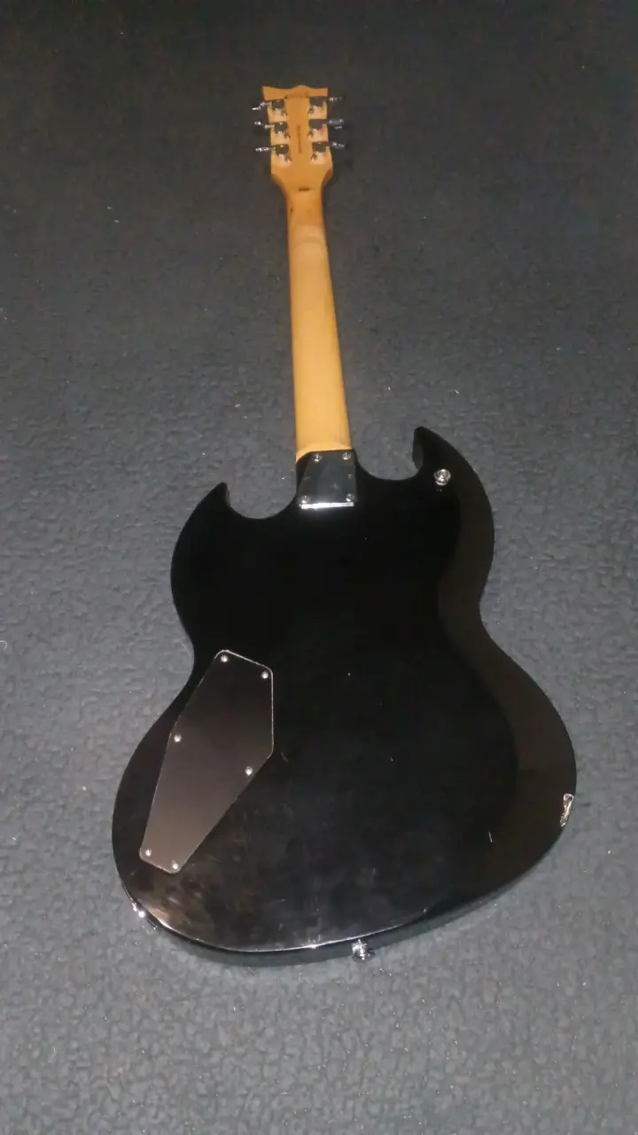 Guitarra eléctrica LTD negra estilo SG - 2