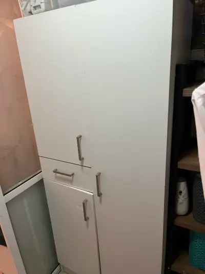 Armario de almacenamiento blanco con estantes - miniatura 1
