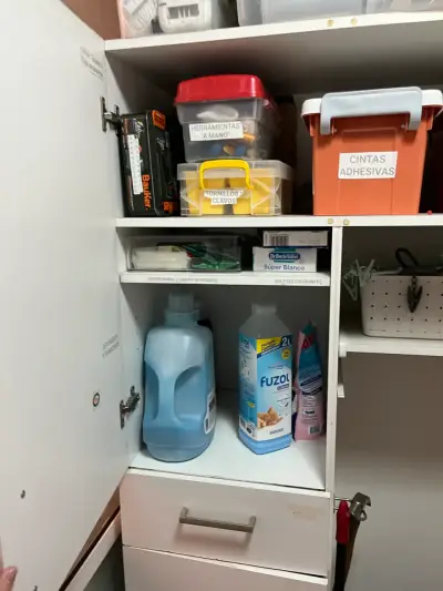 Armario de almacenamiento blanco con estantes - miniatura 3