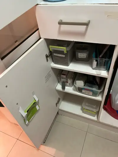 Armario de almacenamiento blanco con estantes - miniatura 4