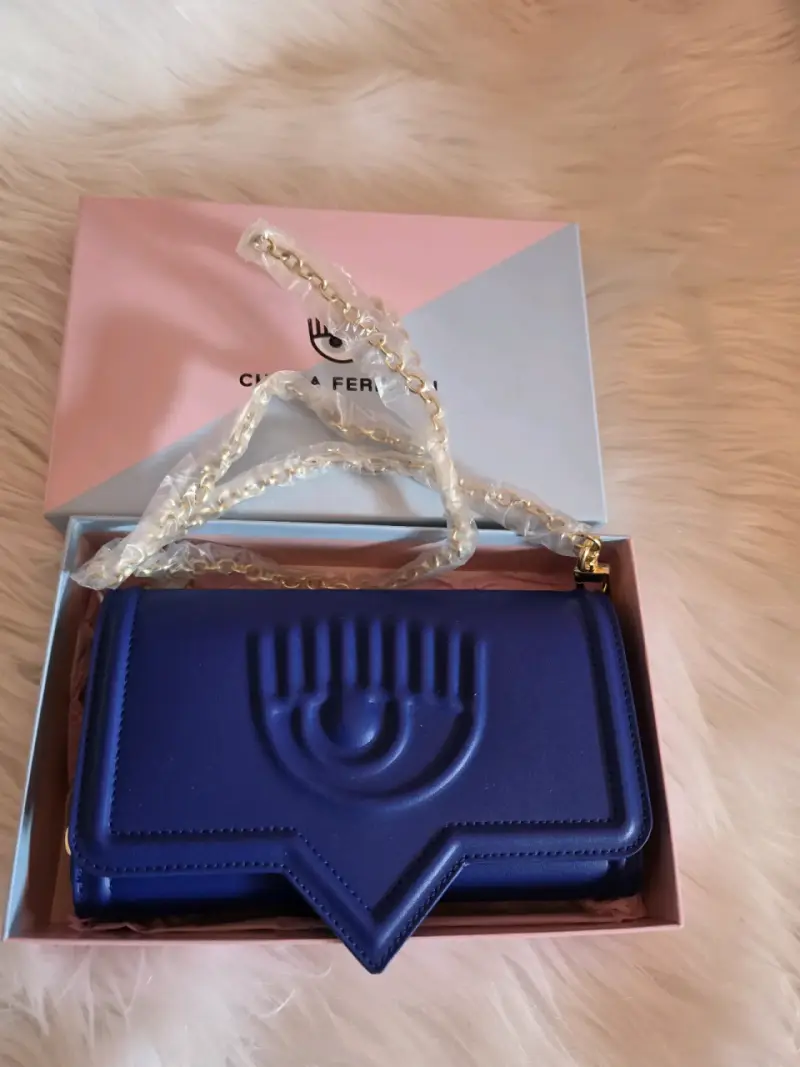 Cartera azul Chiara Ferragni con cadena dorada - 1