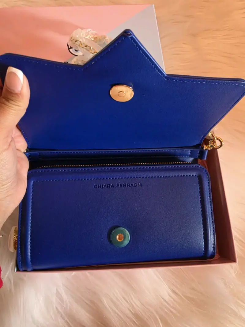 Cartera azul Chiara Ferragni con cadena dorada - 2