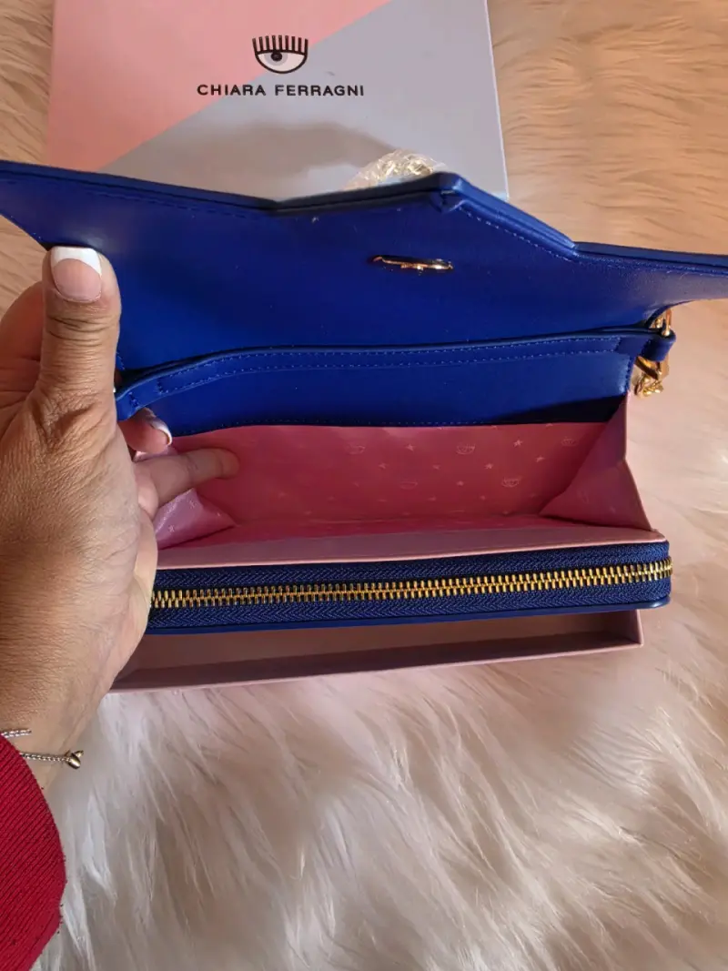 Cartera azul Chiara Ferragni con cadena dorada - 3