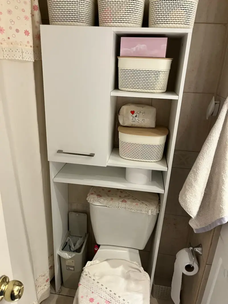 Mueble organizador de baño blanco con estantes - 1