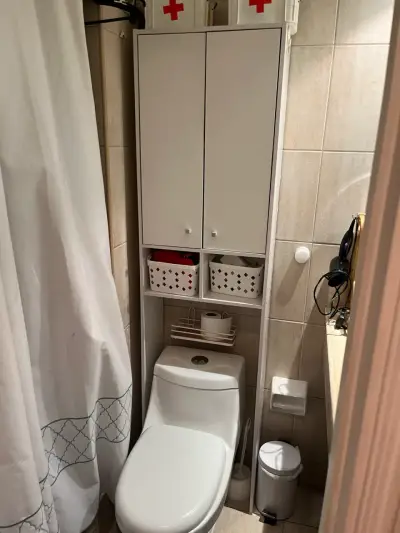 Mueble organizador de baño blanco con estantes - miniatura 2