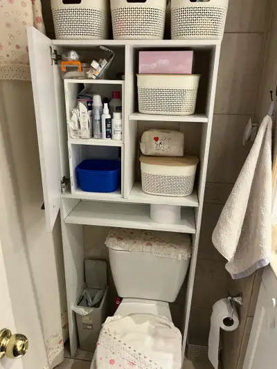 Mueble organizador de baño blanco con estantes - miniatura 3