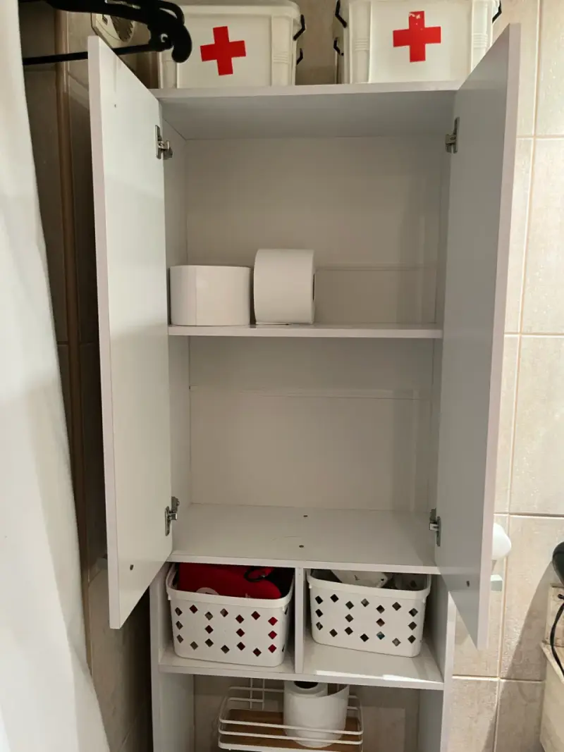 Mueble organizador de baño blanco con estantes - 4