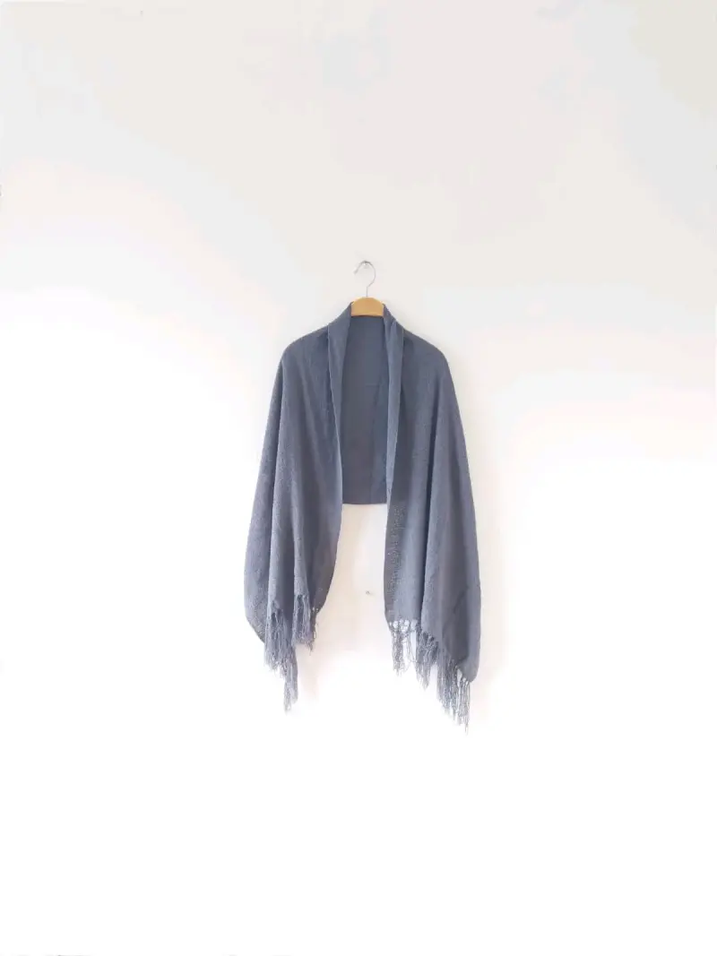 Chal gris con flecos - 2