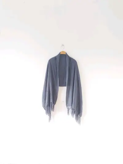 Chal gris con flecos - miniatura 2