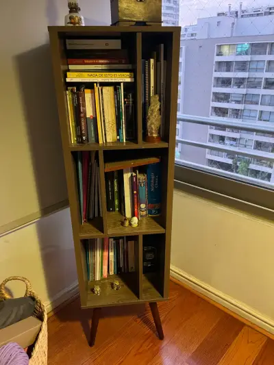 Estantería de madera moderna con patas - miniatura 1