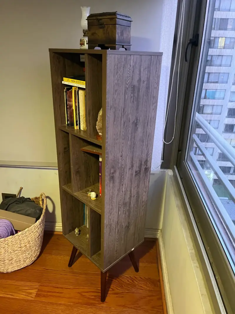 Estantería de madera moderna con patas - 2