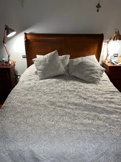 Cama matrimonial de madera con colchón y sábanas - miniatura 1