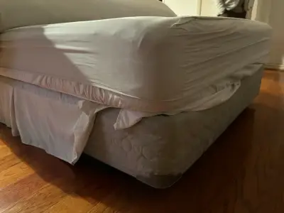 Cama matrimonial de madera con colchón y sábanas - miniatura 2