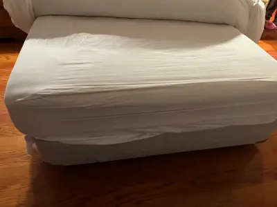 Cama matrimonial de madera con colchón y sábanas - miniatura 3