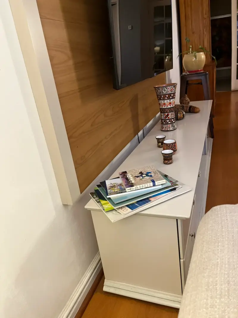 Mueble de TV con repisas y cajones - 1