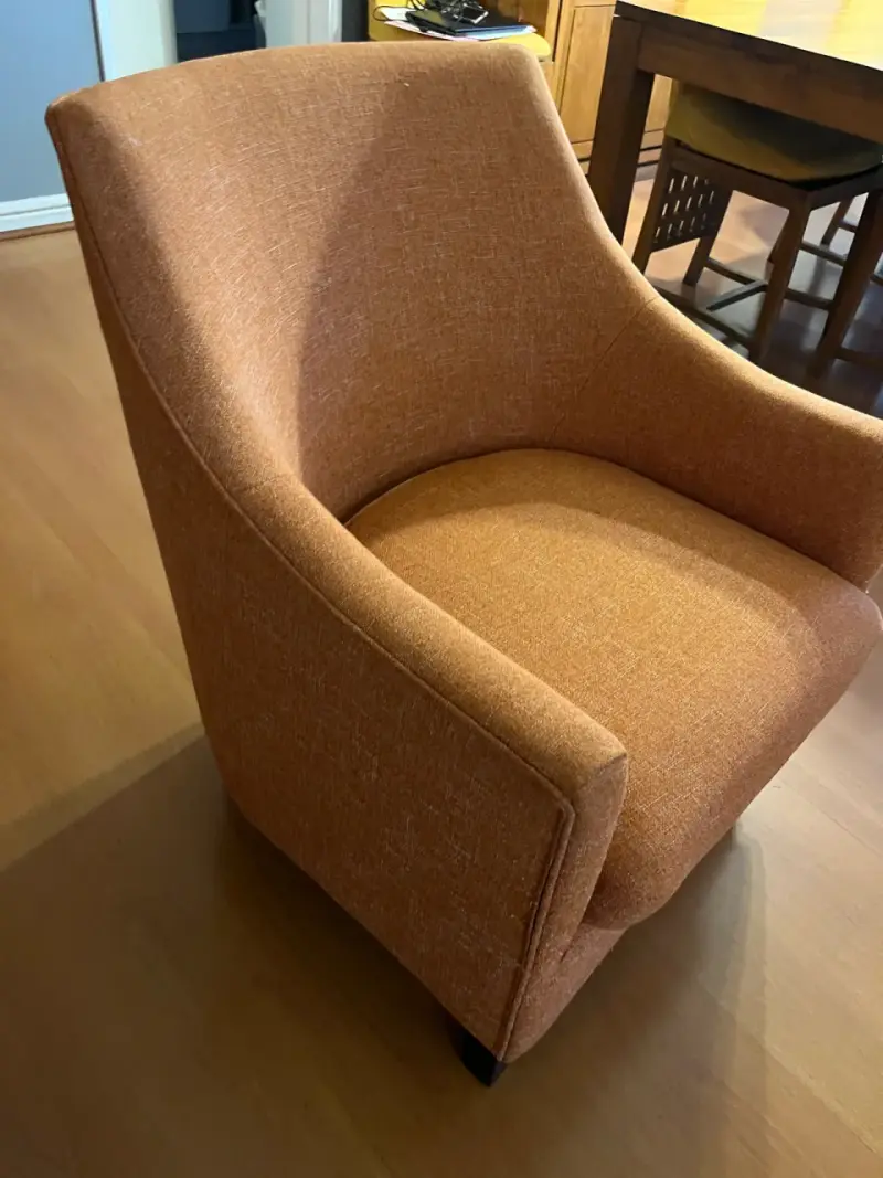 Sillón individual tapizado en tela naranja - 2