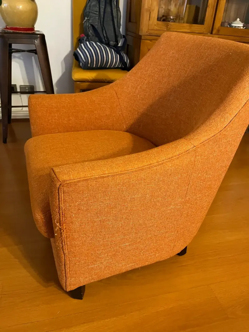 Sillón individual tapizado en tela naranja - 3