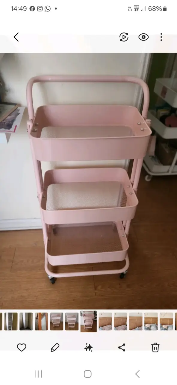 Carro organizador de metal rosa con ruedas