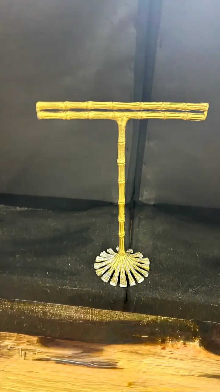 Expositor de joyas dorado estilo bambú