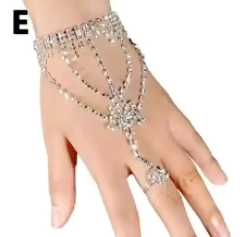 Brazalete de Mano con Anillo Plateado
