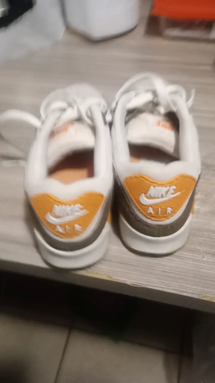 Zapatillas Nike Air blancas y naranjas - 1