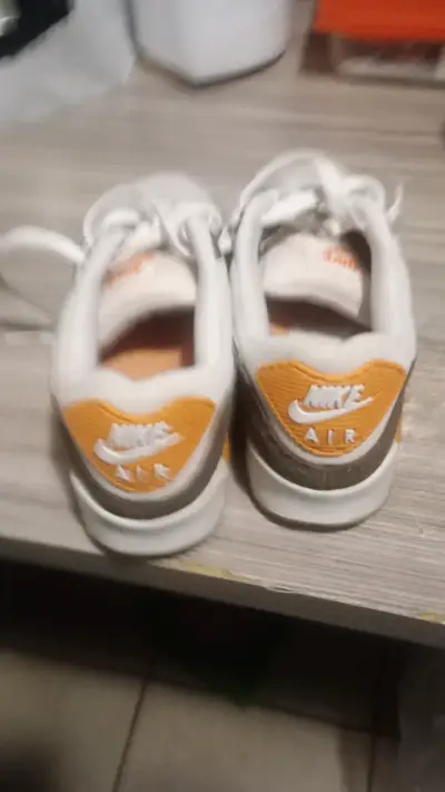 Zapatillas Nike Air blancas y naranjas - miniatura 1