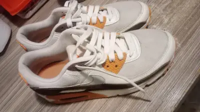 Zapatillas Nike Air blancas y naranjas - miniatura 2
