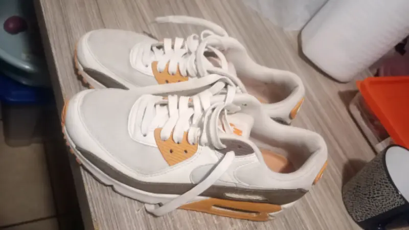 Zapatillas Nike Air blancas y naranjas - 4