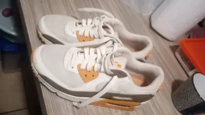 Zapatillas Nike Air blancas y naranjas - miniatura 4