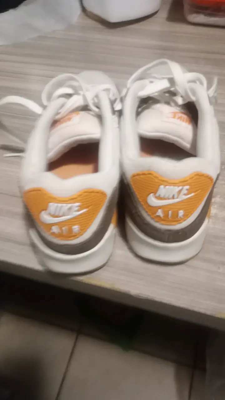 Zapatillas Nike Air blancas y naranjas - 5